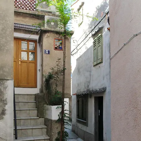 In Mit Eigenem Balkon By Interhome باشْكا